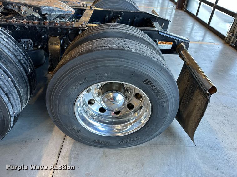 image for item KT9236 2015 Freightliner Cascadia  semi truck