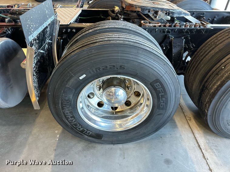 image for item KT9236 2015 Freightliner Cascadia  semi truck