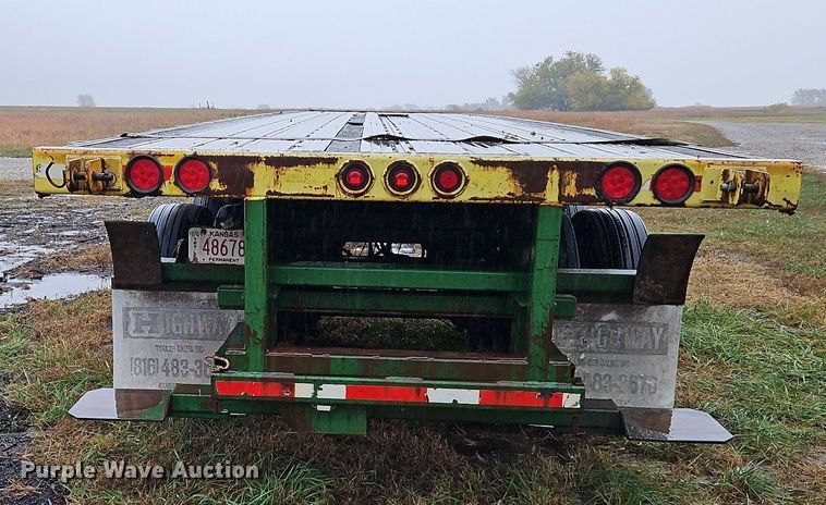 image for item LB9552 2003 Clark CCFBT2003  flatbed trailer