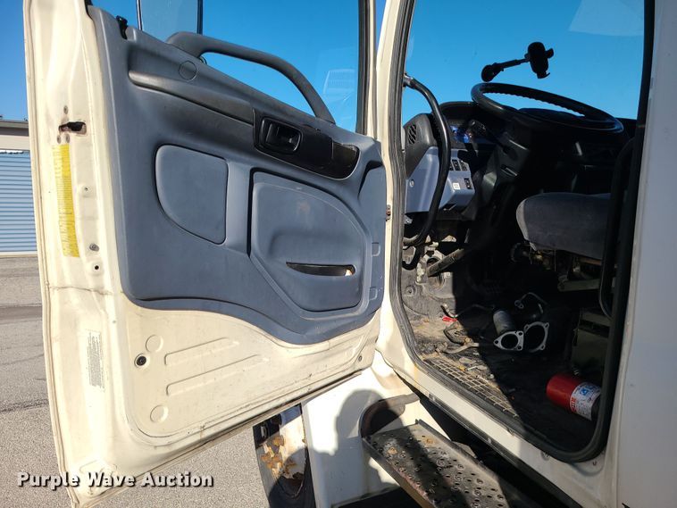 image for item LJ9377 2007 Hino 268  box truck