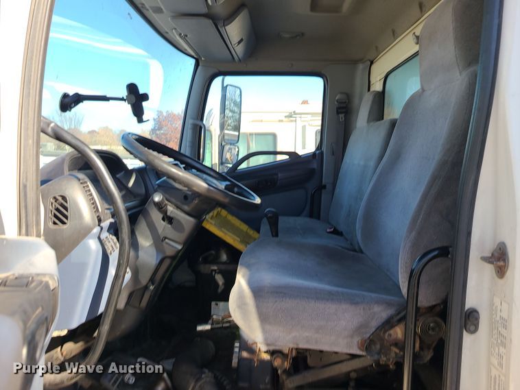 image for item LJ9377 2007 Hino 268  box truck