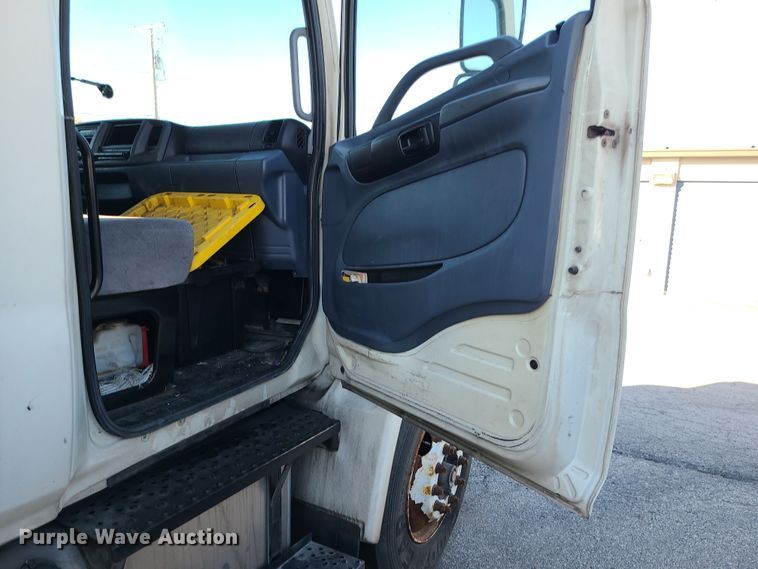 image for item LJ9377 2007 Hino 268  box truck