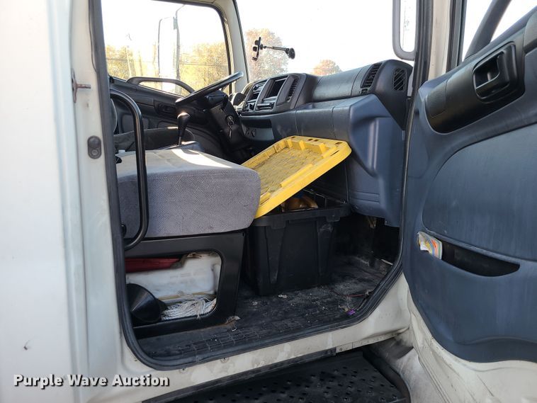 image for item LJ9377 2007 Hino 268  box truck