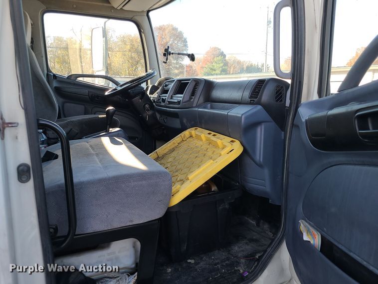 image for item LJ9377 2007 Hino 268  box truck