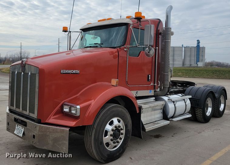 image for item LO9955 2012 Kenworth T800  semi truck