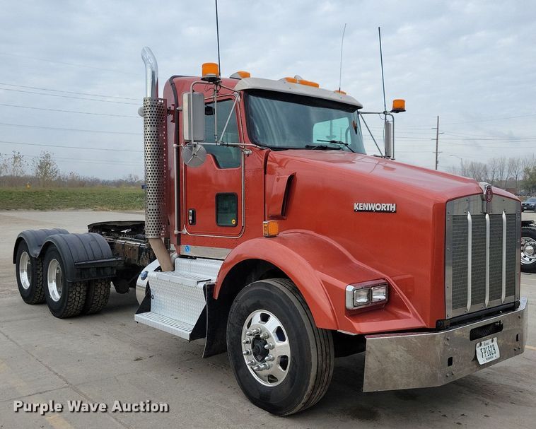 image for item LO9955 2012 Kenworth T800  semi truck