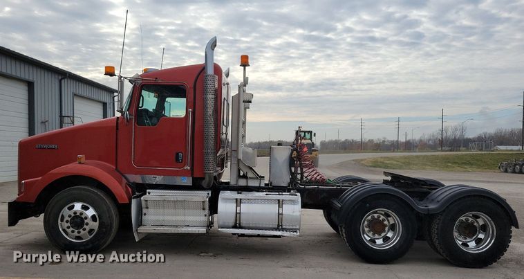 image for item LO9955 2012 Kenworth T800  semi truck