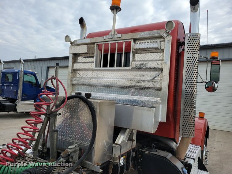 image for item LO9955 2012 Kenworth T800  semi truck