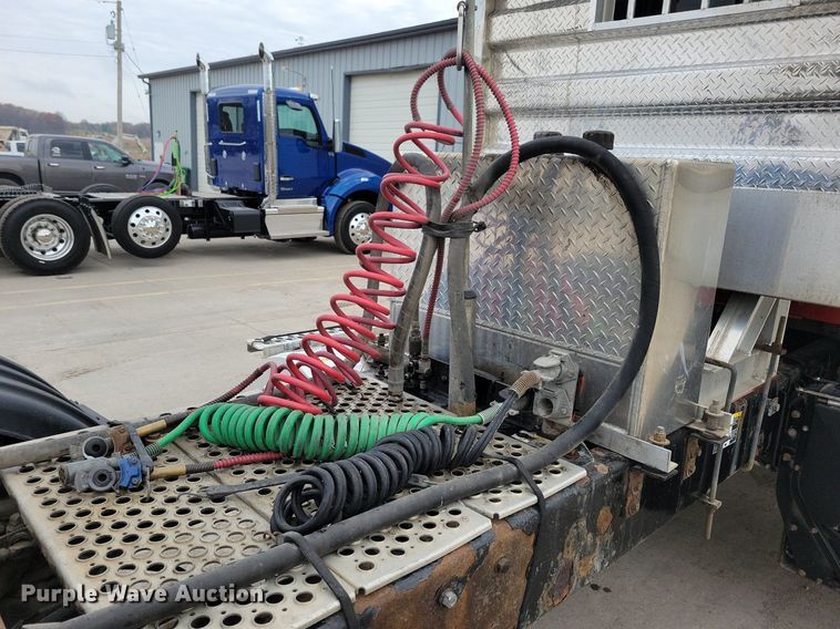 image for item LO9955 2012 Kenworth T800  semi truck