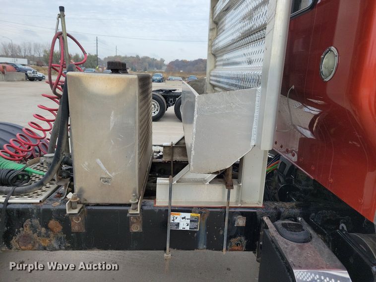 image for item LO9955 2012 Kenworth T800  semi truck