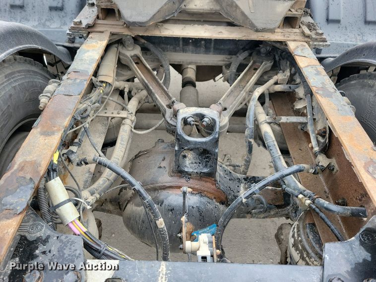 image for item LO9955 2012 Kenworth T800  semi truck