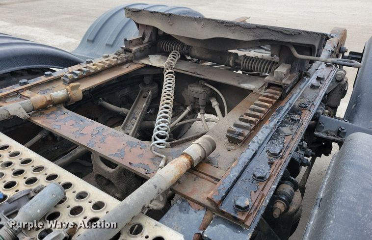 image for item LO9955 2012 Kenworth T800  semi truck