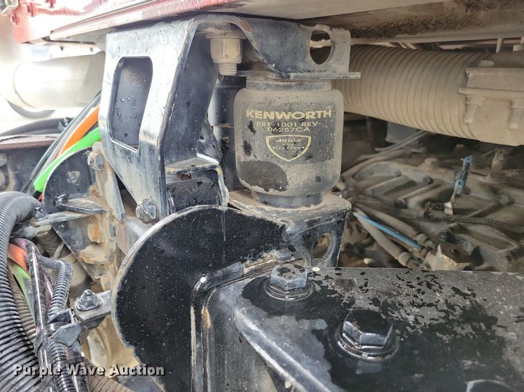 image for item LO9955 2012 Kenworth T800  semi truck