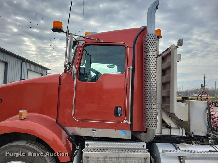 image for item LO9955 2012 Kenworth T800  semi truck