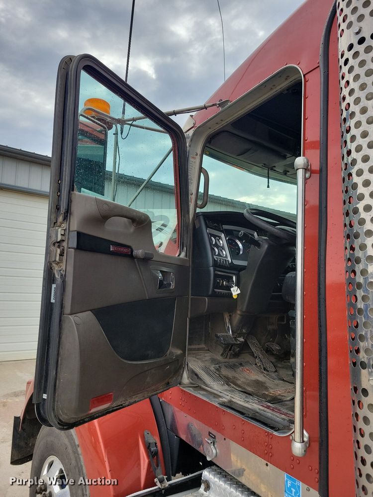 image for item LO9955 2012 Kenworth T800  semi truck