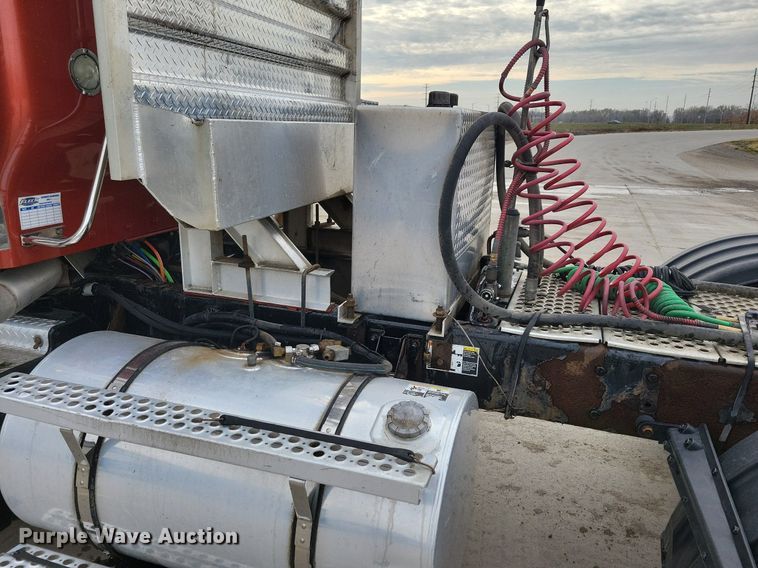 image for item LO9955 2012 Kenworth T800  semi truck