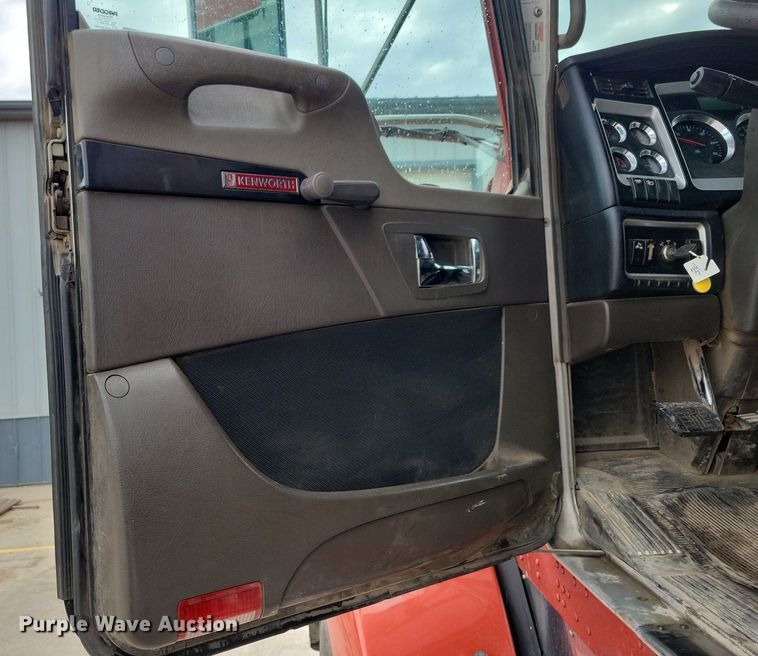 image for item LO9955 2012 Kenworth T800  semi truck