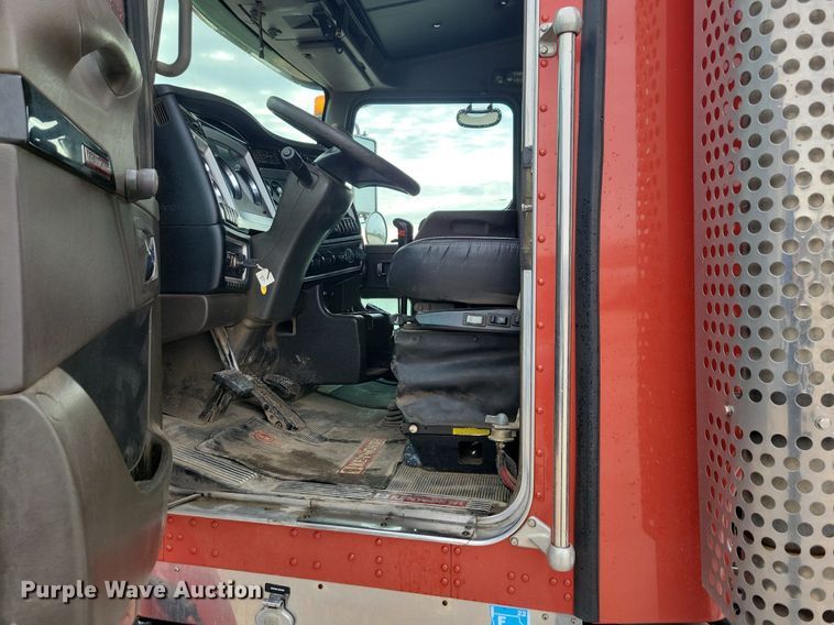 image for item LO9955 2012 Kenworth T800  semi truck