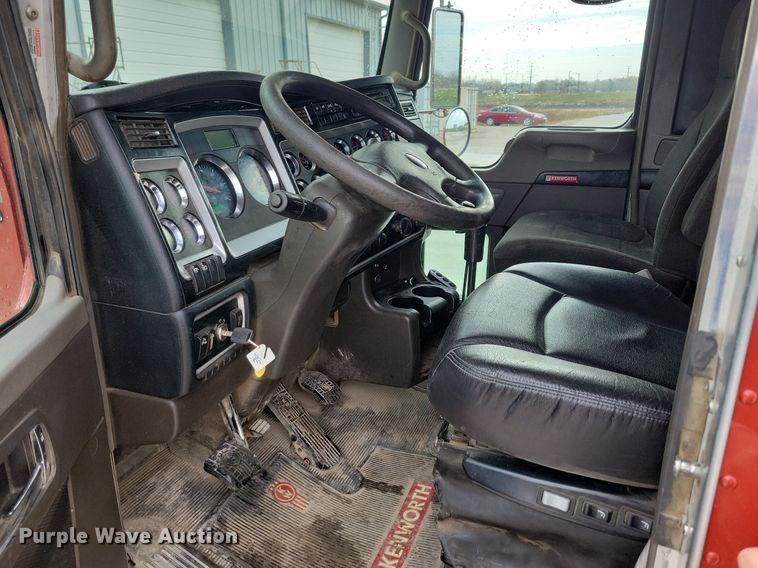 image for item LO9955 2012 Kenworth T800  semi truck