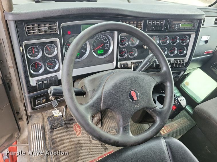 image for item LO9955 2012 Kenworth T800  semi truck