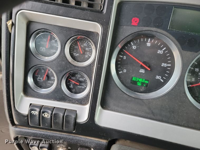 image for item LO9955 2012 Kenworth T800  semi truck