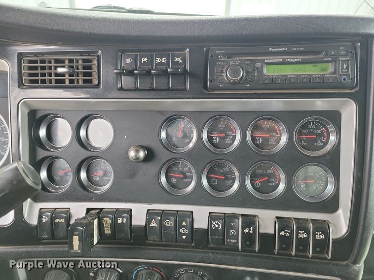 image for item LO9955 2012 Kenworth T800  semi truck