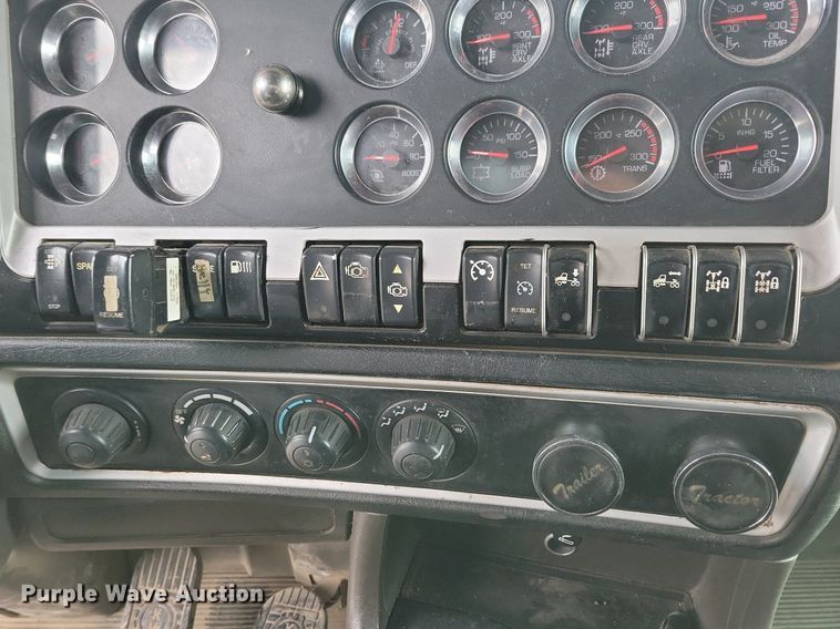 image for item LO9955 2012 Kenworth T800  semi truck