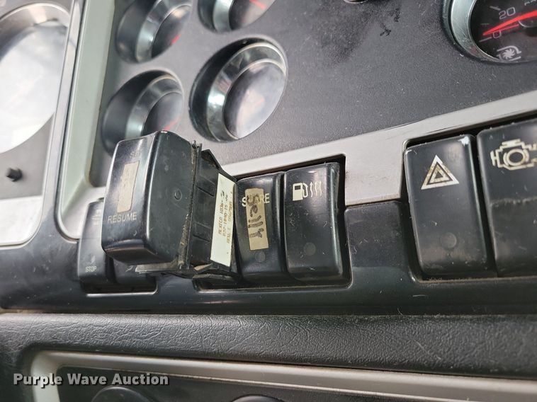 image for item LO9955 2012 Kenworth T800  semi truck