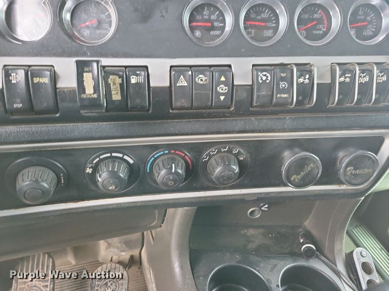 image for item LO9955 2012 Kenworth T800  semi truck