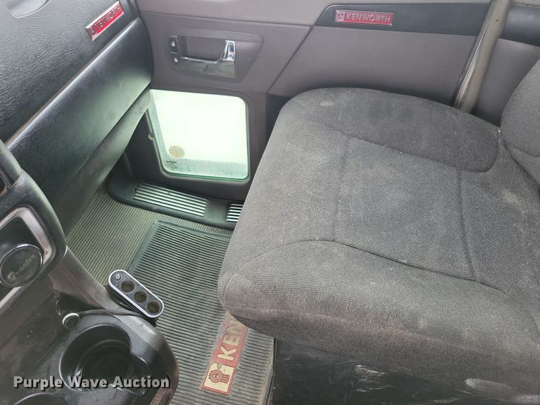 image for item LO9955 2012 Kenworth T800  semi truck