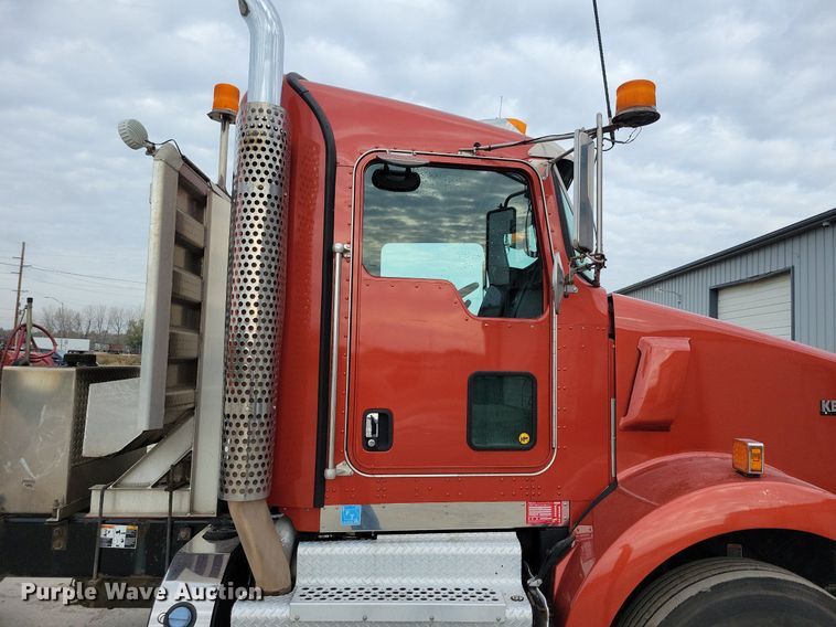 image for item LO9955 2012 Kenworth T800  semi truck