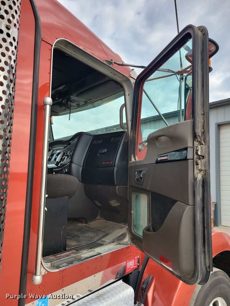 image for item LO9955 2012 Kenworth T800  semi truck