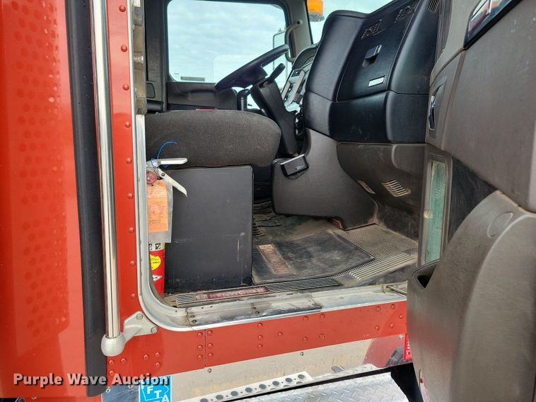 image for item LO9955 2012 Kenworth T800  semi truck