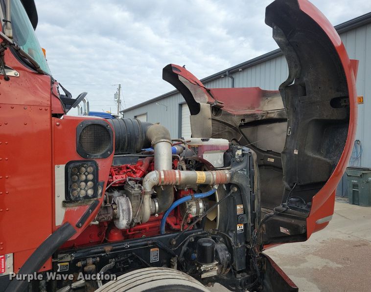 image for item LO9955 2012 Kenworth T800  semi truck