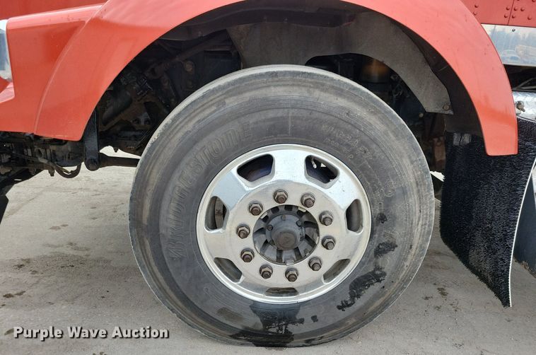 image for item LO9955 2012 Kenworth T800  semi truck