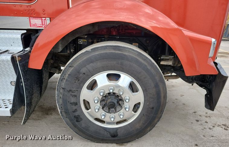 image for item LO9955 2012 Kenworth T800  semi truck