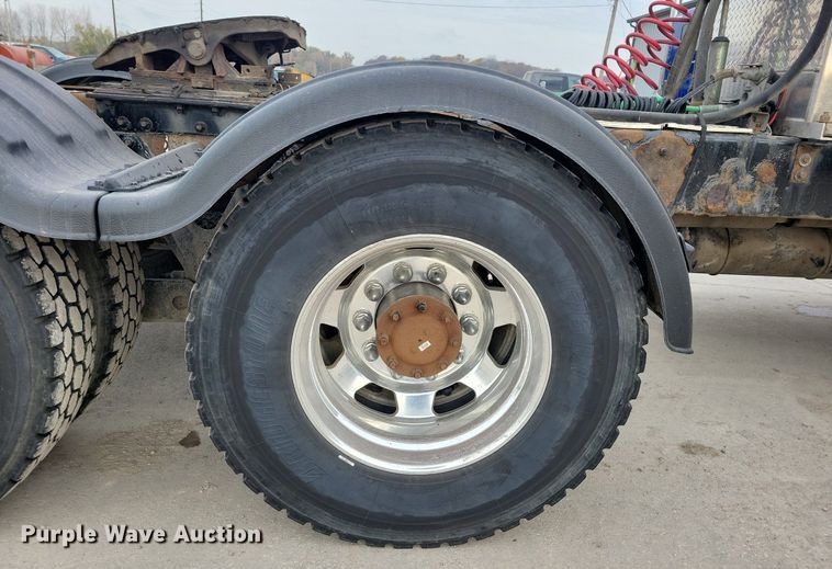 image for item LO9955 2012 Kenworth T800  semi truck