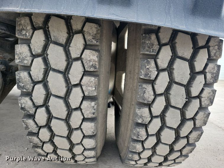 image for item LO9955 2012 Kenworth T800  semi truck