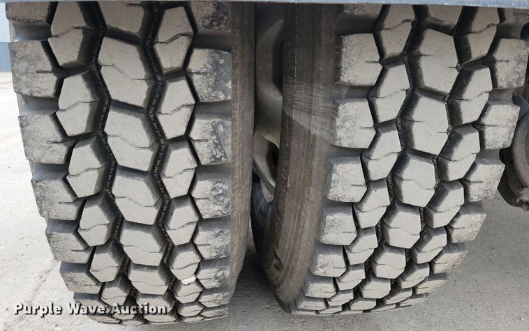 image for item LO9955 2012 Kenworth T800  semi truck