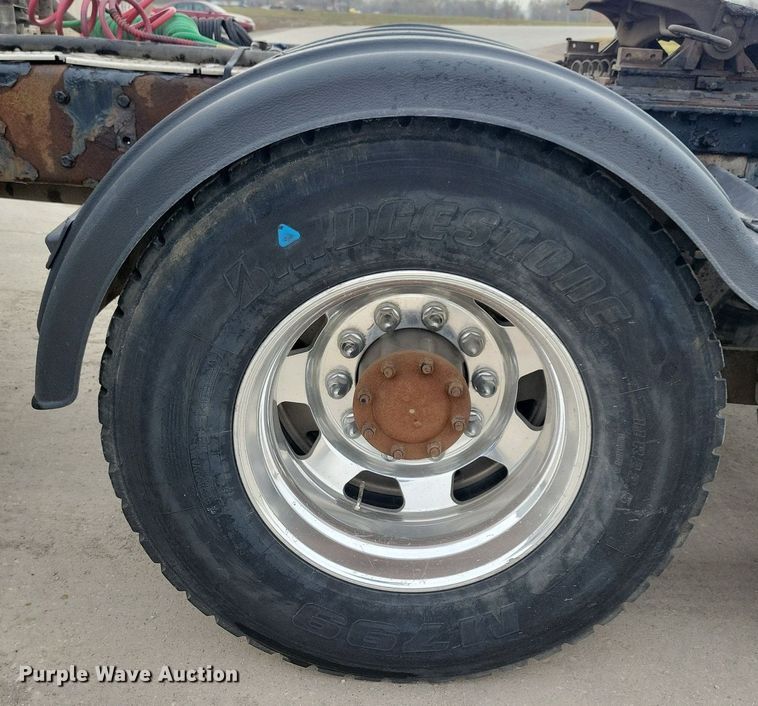 image for item LO9955 2012 Kenworth T800  semi truck