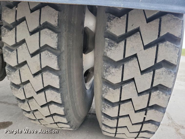 image for item LO9955 2012 Kenworth T800  semi truck