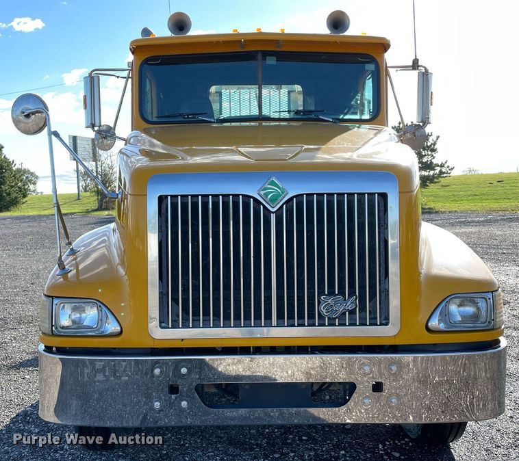 image for item LV9100 1999 International 9400  semi truck