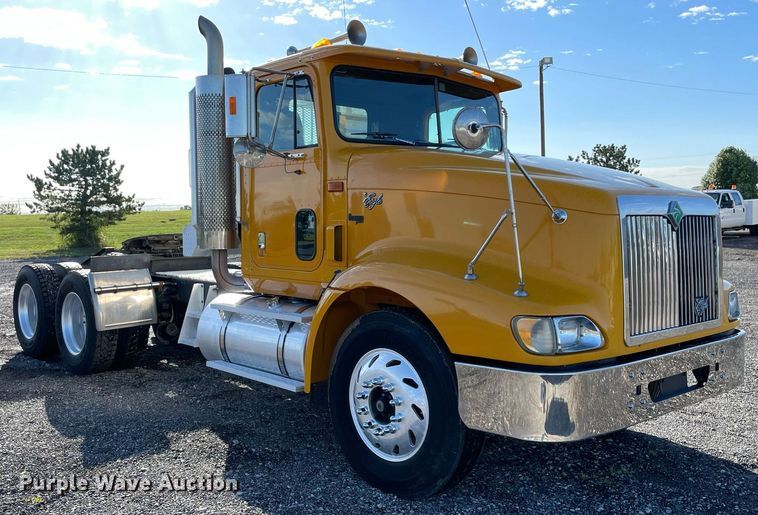 image for item LV9100 1999 International 9400  semi truck