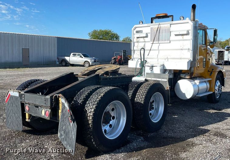 image for item LV9100 1999 International 9400  semi truck