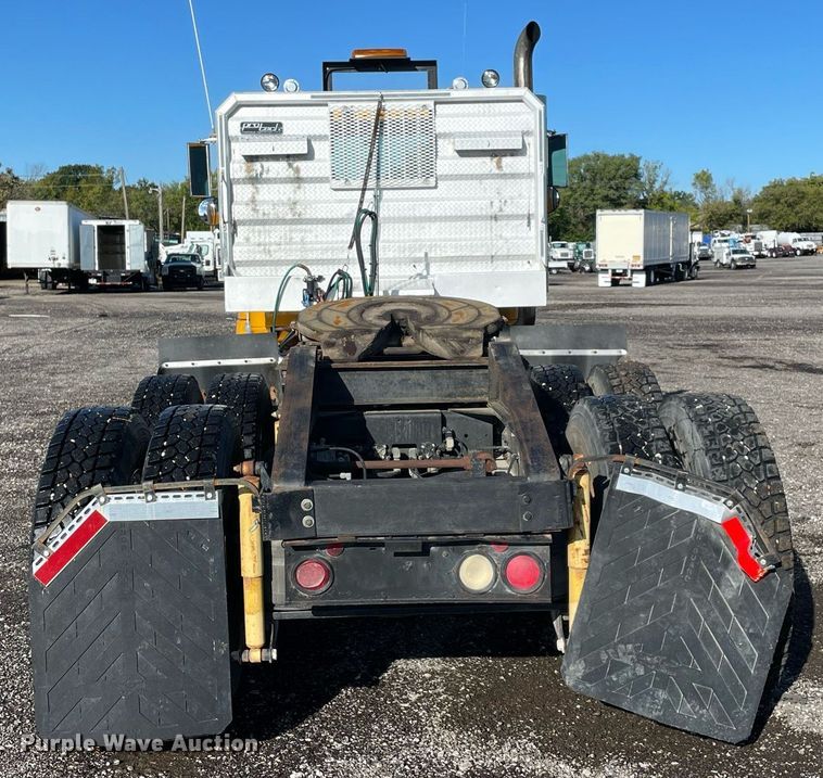 image for item LV9100 1999 International 9400  semi truck