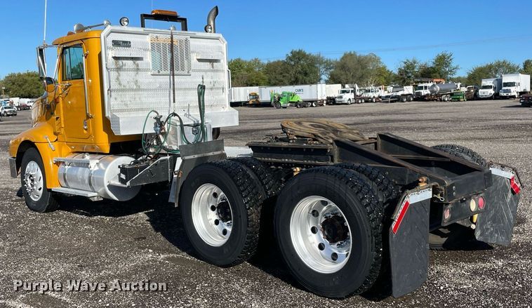 image for item LV9100 1999 International 9400  semi truck