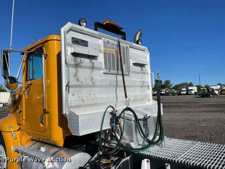 image for item LV9100 1999 International 9400  semi truck