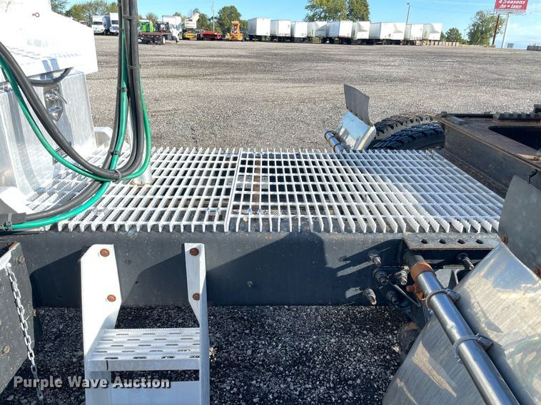 image for item LV9100 1999 International 9400  semi truck