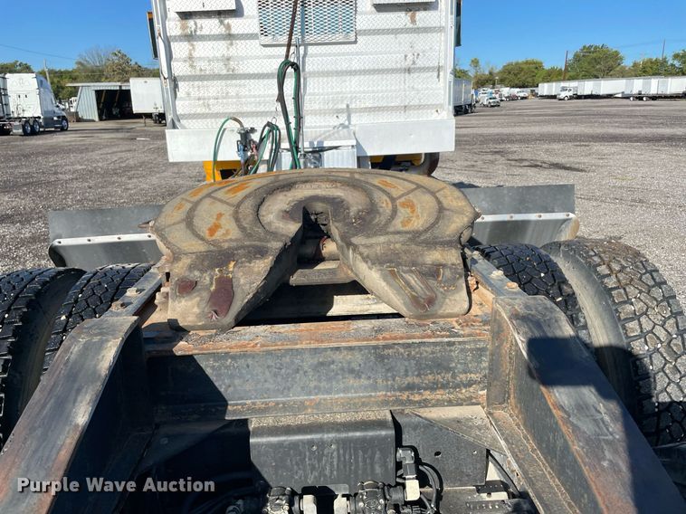 image for item LV9100 1999 International 9400  semi truck