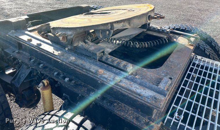 image for item LV9100 1999 International 9400  semi truck